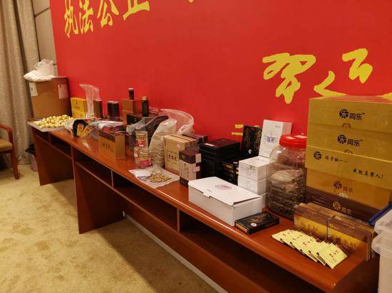 专案组查获的添加了“他达拉非”的食品。澎湃新闻记者谭君图