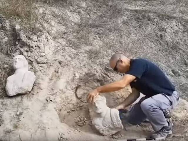 以色列妇女在古代遗址附近发现有“人头”探出地面原来是千年前古物