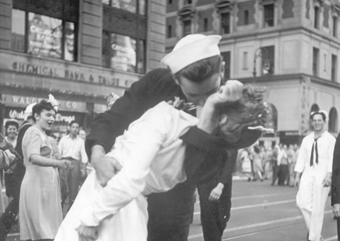 “胜利之吻”被视为最经典的黑白照片之一。
