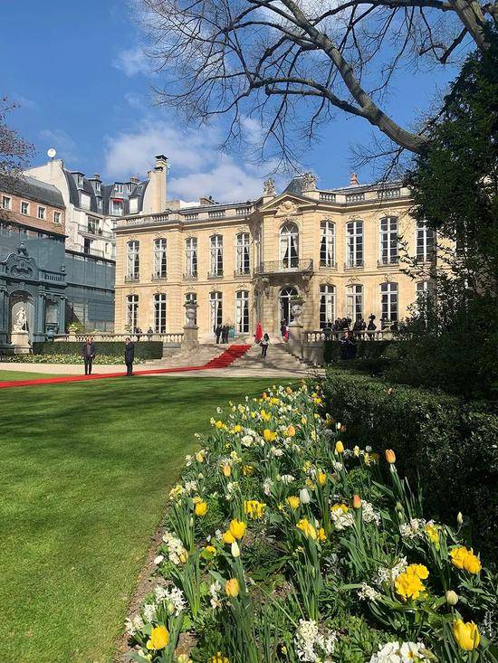 △法国总理府，又名马提尼翁府（HôtelMatignon），建于1722年，1922年由法国政府购买用作法庭。1923年，主体建筑和花园被列为国家历史保护建筑。1934年，定为总理官邸。（央视记者邓睿拍摄）