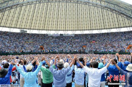 资料图：当地时间2015年5月17日，日本冲绳，约35000民众举行集会，要求美军立即归还普天间基地并放弃在冲绳边野古新建美军基地。