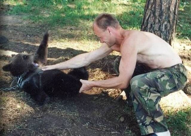 格里高利耶夫当年将幼熊安置在家中花园饲养。