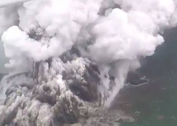 网传火山在海啸后再爆发。