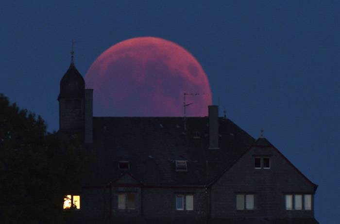 2018年7月27日在德国西部拍摄到的「血月」。