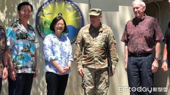 蔡英文（左二）在夏威夷与美军将领合影。来源：台湾“东森新闻网”