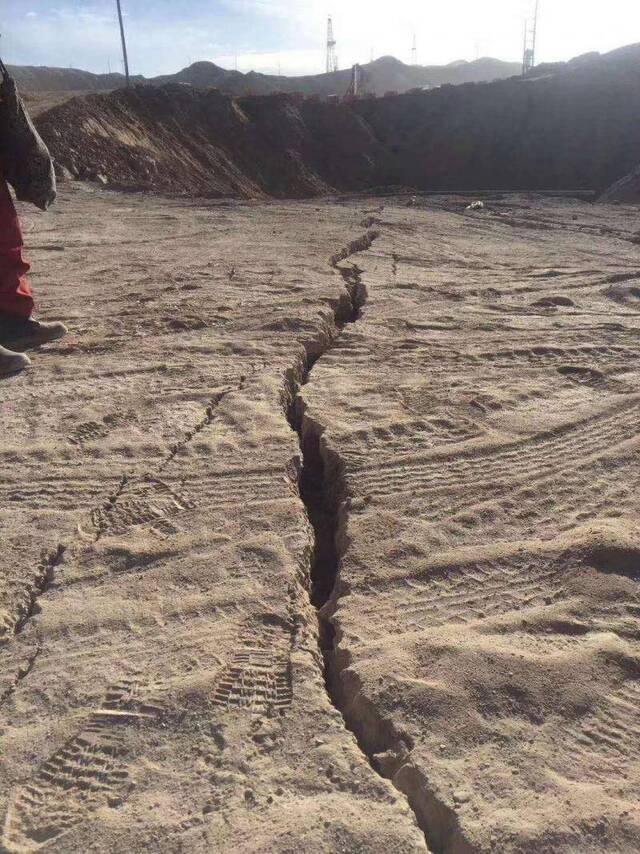 花土沟镇一处地面裂开巴掌宽。受访者供图