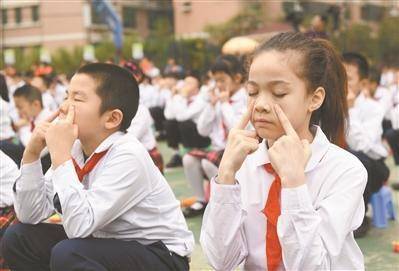 小学生在做眼睛保健操。广州日报全媒体记者乔军伟摄