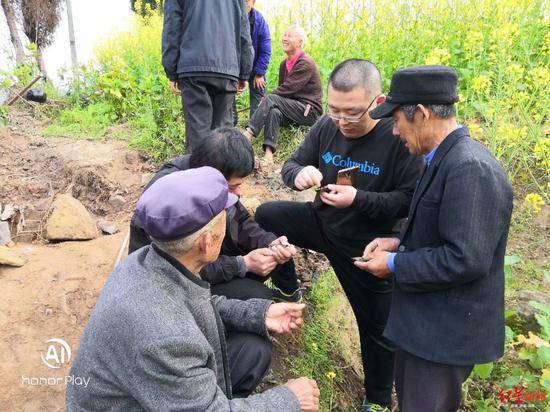 棺木上的沥青，最终让徐延东和家人确定，这就是二伯的墓地（受访者图）