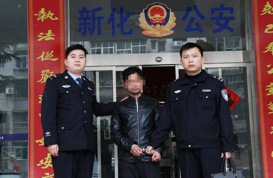 嫌疑人李某被警方控制。新化警方供图