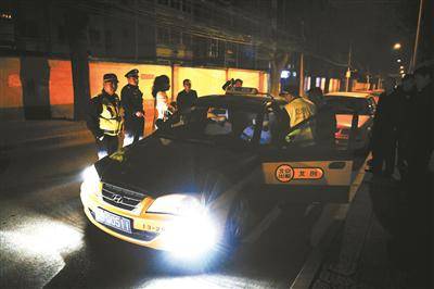 3月27日凌晨1时许，执法人员查获了一辆私自揽客的出租车摄影/本报记者黄亮