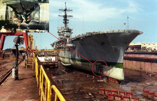 ▲被伊拉克廉价水雷炸残的美海军“的黎波里”号两栖攻击舰，红圈和小图标出的是被锚雷炸出6米长、4.9米宽的大洞。修理费高达500万美元。