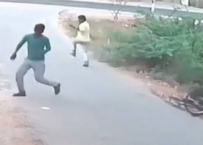 印度泰伦加纳邦2名骑单车男子惊遇过马路的眼镜蛇吓得慌忙弃车逃跑