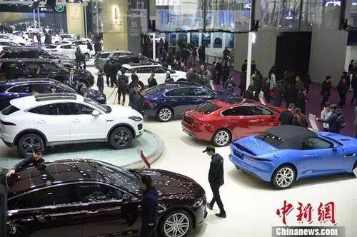 资料图：汽车博览会现场。中新社记者杨华峰摄