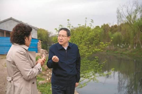 3月27日，安徽省委书记李锦斌在马鞍山市雨山河沙塘段河道调研城市污水治理。记者李博摄