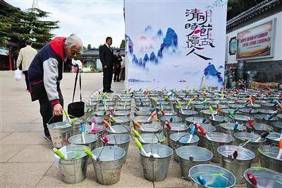 3月27日，八宝山人民公墓向扫墓家属免费提供的水桶。