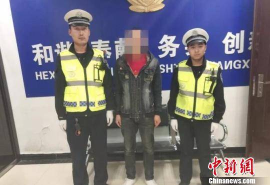 图为李某再次被警方控制。卓资县交警大队供图