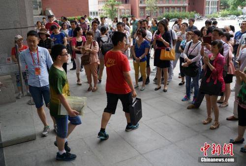 资料图：2015年6月13日，考生走出中国人民大学自主招生考试考场。中新社发侯宇摄