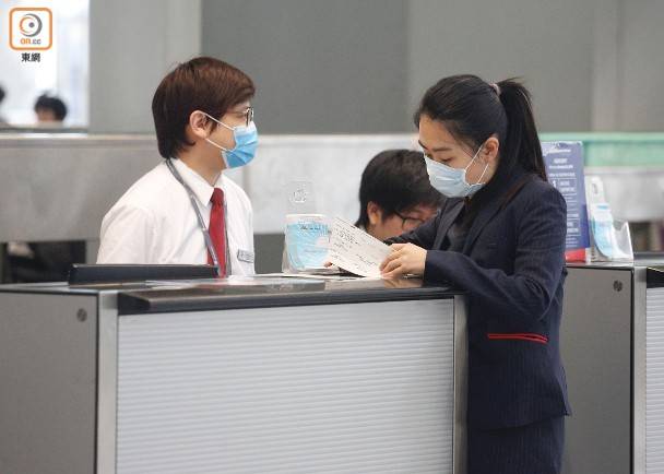机场工作人员佩戴口罩上班（图源：香港东网）