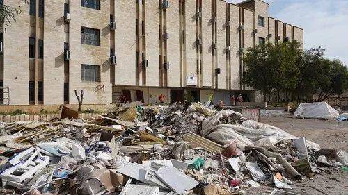 ↑这是2019年1月30日在伊拉克摩苏尔拍摄的摩苏尔大学教学楼与一旁的废墟。（新华社发）