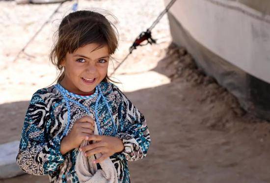 ↑这是2018年7月7日在伊拉克哈桑沙姆U3安置营地内拍摄的一名女孩。新华社发（哈利勒·达伍德摄）