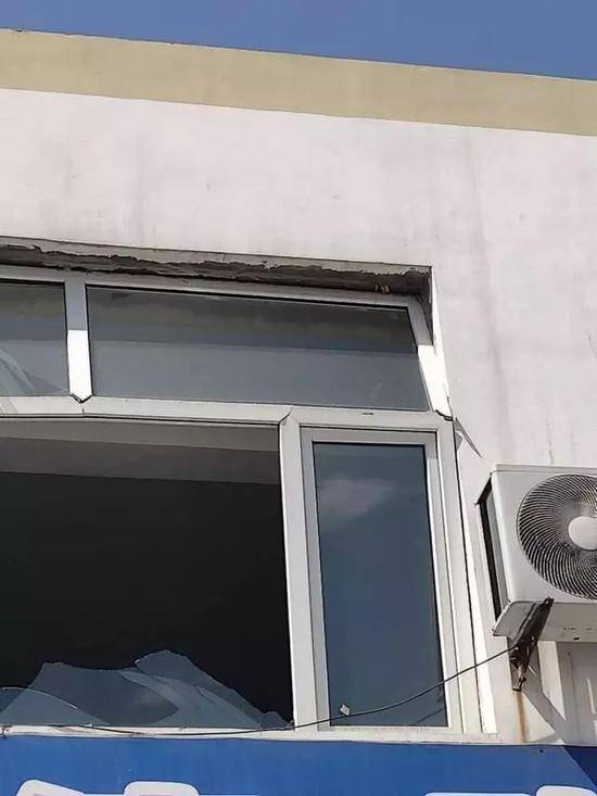 爆炸厂区附近，商户家的塑钢窗框被震断。图据新京报