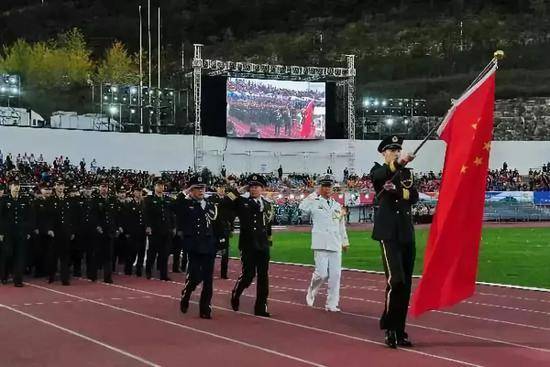 △2015年，中国人民解放军体育代表团在第六届军运会开幕式上入场