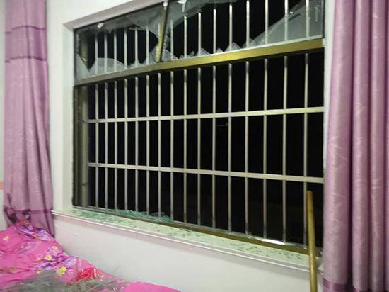 3月21日，邵宏嘉房间的玻璃全部震碎了。受访者供图