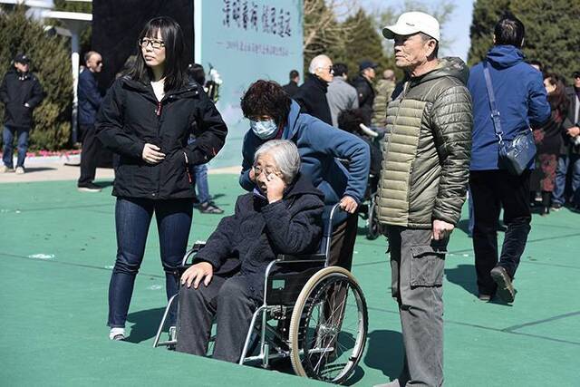 祭扫思故人殡葬树新风北京举行生态葬清明公祭