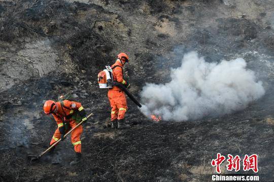 图为消防指战员在沁源山火火场进行灭火作业。武俊杰 摄