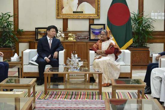 3月21日，孟加拉国人民联盟主席、政府总理哈西娜（中右）在达卡会见中共中央对外联络部部长宋涛（中左）。新华社记者刘春涛摄