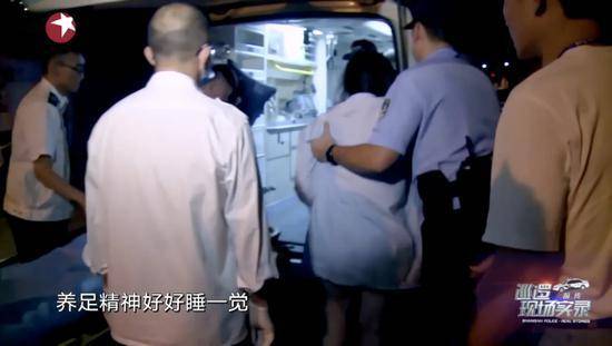 醉酒女报警称“遭家暴要死了” 还搂民警的腰(图)