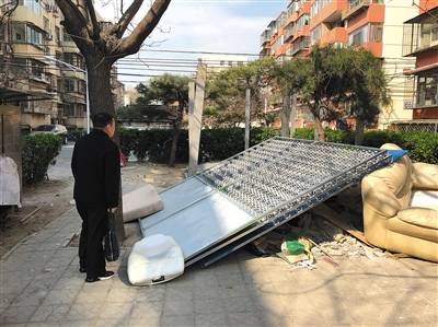 近日，芍药居一小区占绿地建垃圾站遭居民反对，目前已停工。新京报记者 张静姝 摄