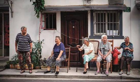 比较日本、中国台湾、韩国的人口结构和经济增长率，发现随着中位年龄、60岁老人比例、老龄化指数的提高，经济增长率直线下降，呈强相关。图/视觉中国