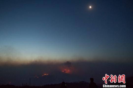 图为3月30日凌晨拍摄到的沁源森林火灾场景。武俊杰 摄