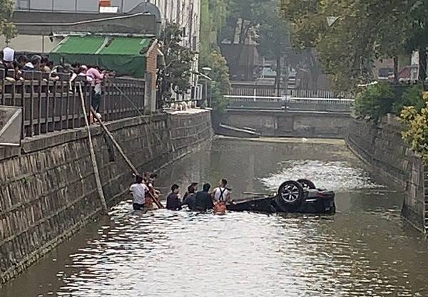 疑因操作不慎引发悲剧 上海一轿车坠河致3人死亡
