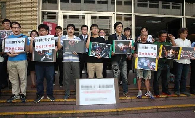 台湾“高等法院”审理“学运三二三占领‘行政院’案”将辩论终结，一审获判无罪的魏扬（中）等于庭前开记者会，呼吁二审法官应判全数被告无罪。（图片取自台媒）