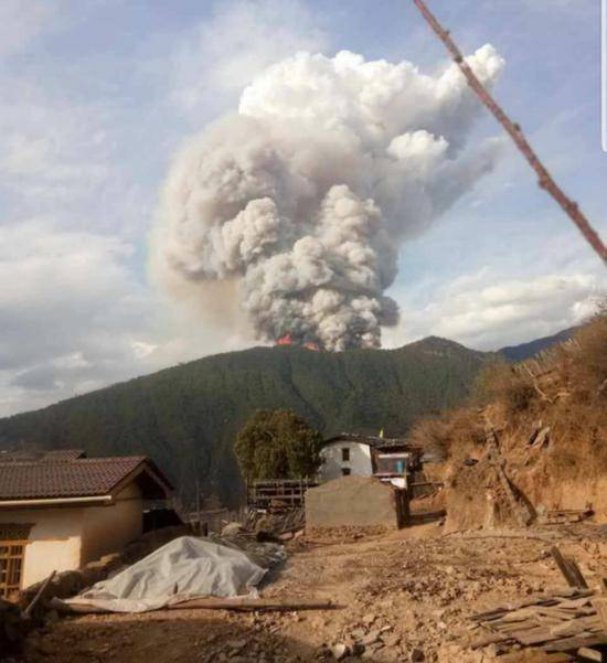 凉山火灾现场冒出大量浓烟。来源：应急管理部