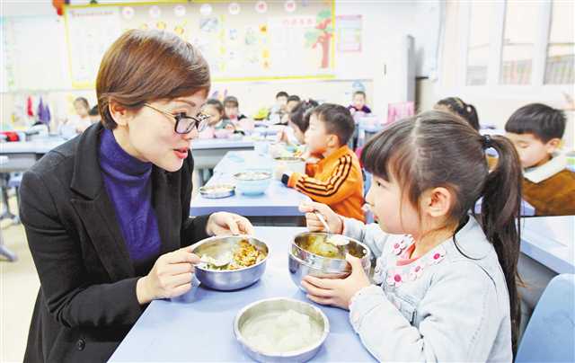 师生同餐成学校“标配”