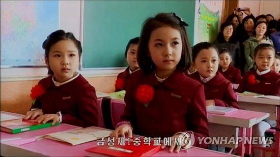 朝鲜金星第一中学，有家长拿出摄影机，录下子女的开学第一课。（朝鲜中央电视台）