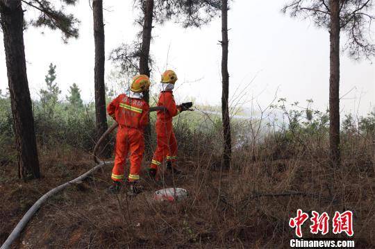 消防员灭火程奇摄