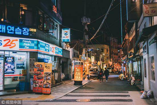 资料图：首尔一处街道的夜景。（视觉中国）