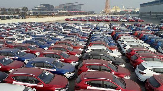 ▲大批国产汽车在港口码头集港准备出口海外。图/新京报网