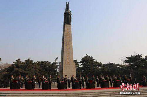 资料图：2014年10月29日，在韩志愿军烈士遗骸安葬仪式在沈阳抗美援朝烈士陵园举行，隆重安葬当年3月28日迎回的437位在韩志愿军烈士的遗骸。