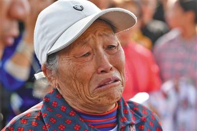 4月2日，西昌市殡仪馆，当地群众自发赶来悼念英雄，泪洒灵堂。