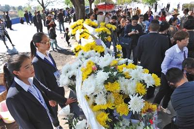 当地群众祭奠英雄的鲜花摆满了殡仪馆接待处。