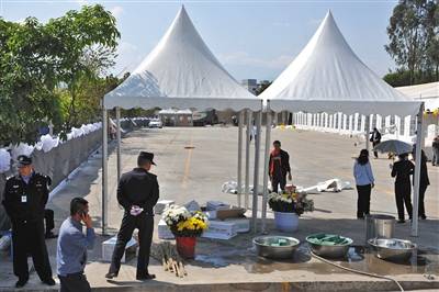 殡仪馆腾出一块两三千平米的空地用来搭建灵堂，准备做告别仪式。