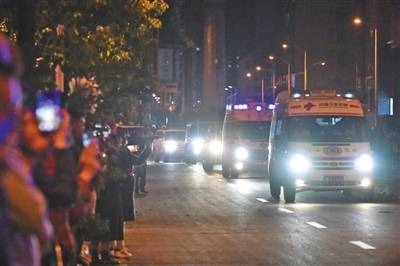 4月2日22时许，运送最后六名遇难扑火人员遗体的车队经过西昌市区。居民自发沿路送别，人们向车队挥手，“一路走好！”