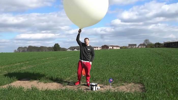 英国男子用气象气球把汉堡包送上太空降落后当场把它吃掉
