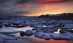 阳光映照散落黑沙滩 冰岛冰河湖如“钻石沙滩”