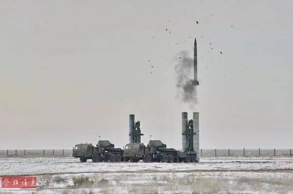 ▲资料图：S-400系统发射48H6E远程防空导弹。